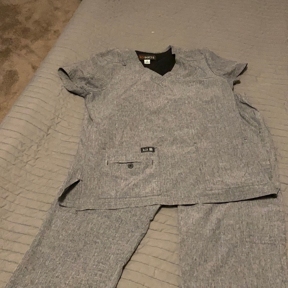 Koi Basics Scrub set